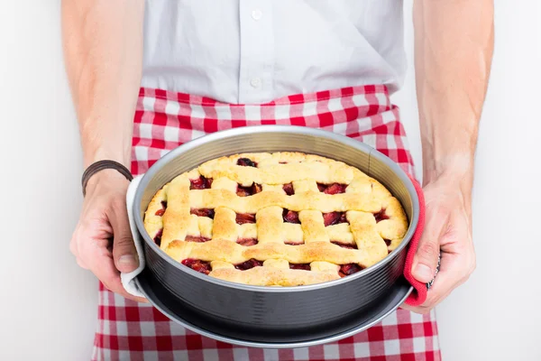 Homem com uma torta assada — Fotografia de Stock