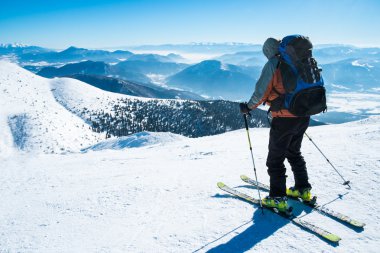 karlı dağda kayakçı