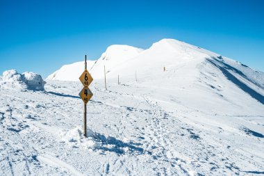 karlı dağlarda yolda
