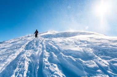karlı dağda bir kadın
