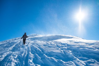 karlı dağda bir kadın