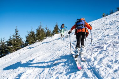 skialpinists karlı bir yamaç