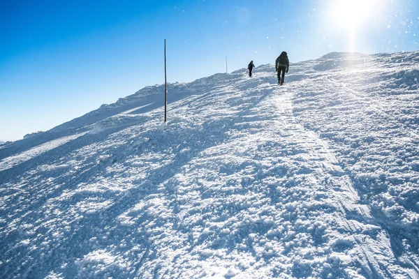 Pareja caminando sobre montañas nevadas —  Fotos de Stock