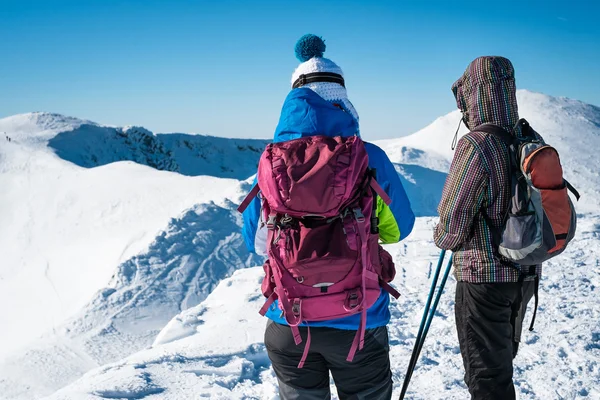 Meninas andando em montanhas nevadas — Fotografia de Stock