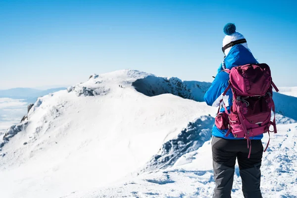 눈 산에 산책 하는 소녀 — 스톡 사진