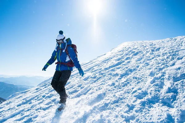Mujer que desciende de montañas nevadas —  Fotos de Stock