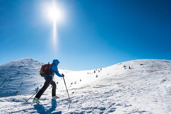 Skialpinistická na zasněžených horách — Stock fotografie