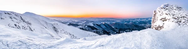 Pemandangan panorama matahari terbenam di pegunungan — Stok Foto
