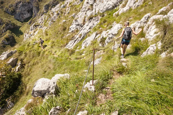 Mann und Frau auf einem Wanderweg in den Bergen — Stockfoto