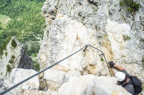 Mann klettert auf den Felsen — Stockfoto