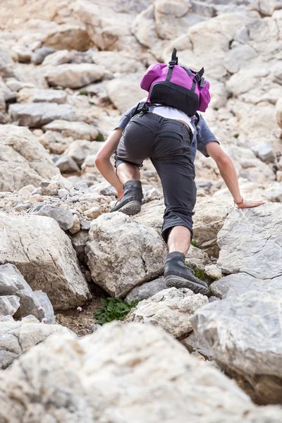 adam bir dağın tepesinde