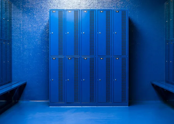 öğeleri saklamak için okul dolap