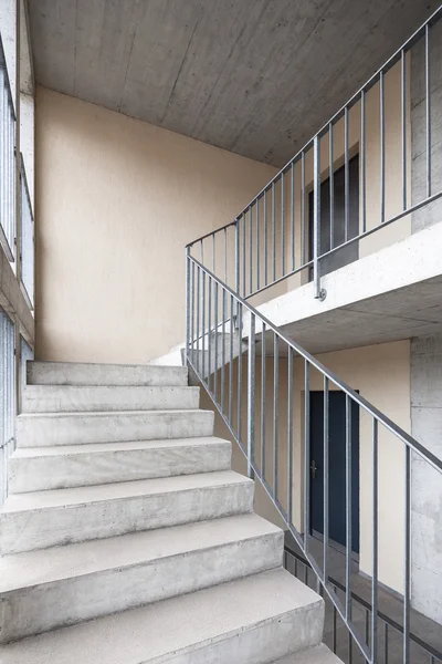 Escadas de concreto moderno prédio de apartamentos — Fotografia de Stock