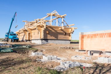 İnşaat - doğada ahşap ev