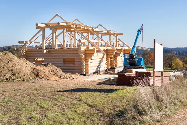 Byggandet av ett trähus i naturen — Stockfoto