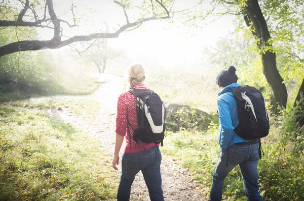 Twee meisjes in de herfst — Stockfoto