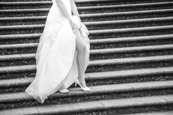Oblékání nevěsty podvazek — Stock fotografie