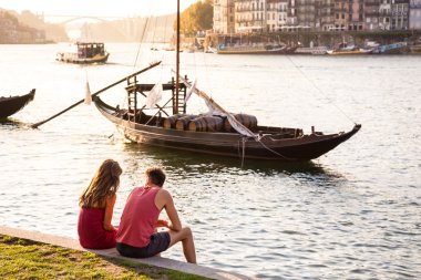 erkek ve bir kız gün batımında