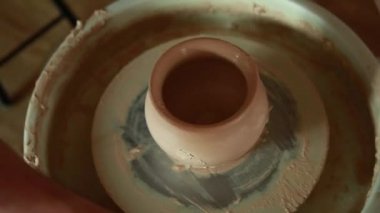 potter potter's tekerlek üzerinde çalışmalarını