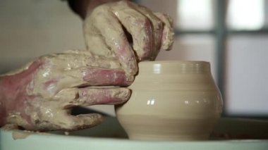 potter potter's tekerlek üzerinde çalışmalarını