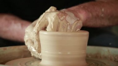 potter potter's tekerlek üzerinde çalışmalarını