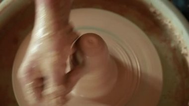 potter potter's tekerlek üzerinde çalışmalarını