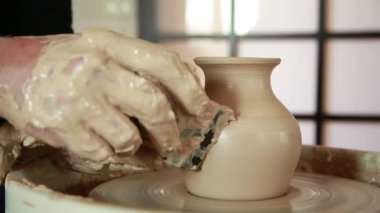 potter potter's tekerlek üzerinde çalışmalarını