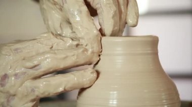 potter potter's tekerlek üzerinde çalışmalarını