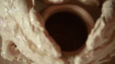 potter potter's tekerlek üzerinde çalışmalarını