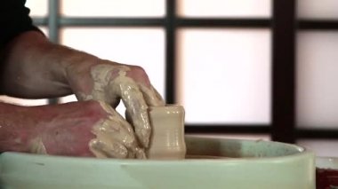 potter potter's tekerlek üzerinde çalışmalarını