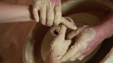 potter's tekerlek üzerinde çalışmak için eğitim