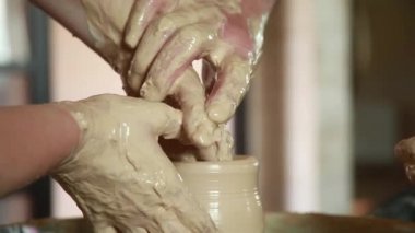 potter's tekerlek üzerinde çalışmak için eğitim