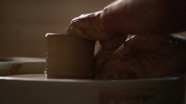 potter potter's tekerlek üzerinde çalışmalarını