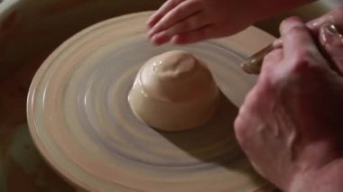 potter's tekerlek üzerinde çalışmak için eğitim