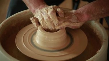 potter potter's tekerlek üzerinde çalışmalarını