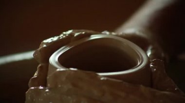 potter potter's tekerlek üzerinde çalışmalarını