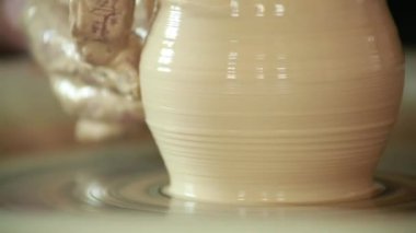 potter potter's tekerlek üzerinde çalışmalarını