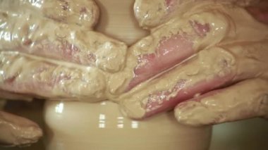 potter potter's tekerlek üzerinde çalışmalarını