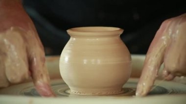 potter potter's tekerlek üzerinde çalışmalarını