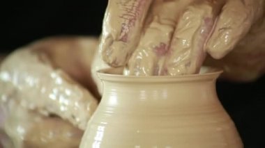 potter potter's tekerlek üzerinde çalışmalarını