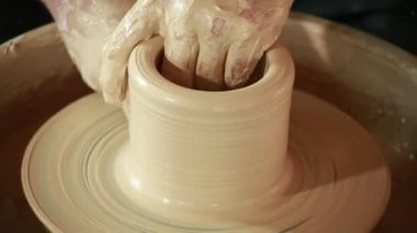 potter potter's tekerlek üzerinde çalışmalarını