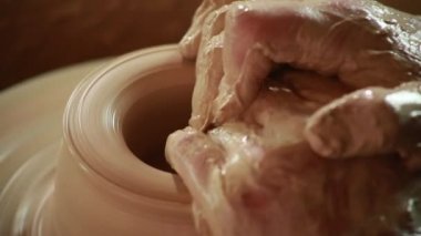 potter potter's tekerlek üzerinde çalışmalarını