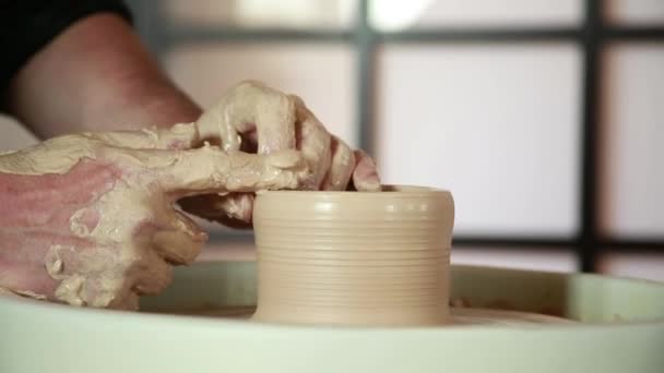 Het werk van de potter op potter van wiel — Stockvideo