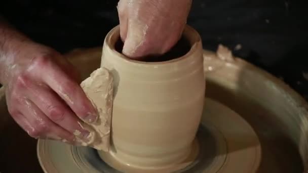 Het werk van de potter op potter van wiel — Stockvideo