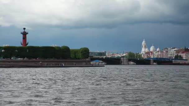 Vue sur la rivière Neva avec le remblai du palais. Saint-Pétersbourg, Russie . — Video