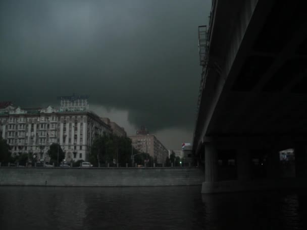 Beskåda av Ukraina hotellet från under bron, Moskva, Ryssland — Stockvideo