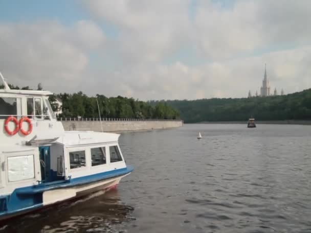 Το πλοίο να επιπλέει στις όχθες του ποταμού Μόσχα το καλοκαίρι — Αρχείο Βίντεο