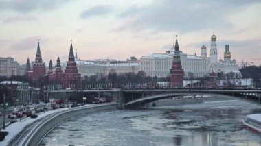 Moskova. Kremlin. Büyük taş köprü. Kış. Hızlı