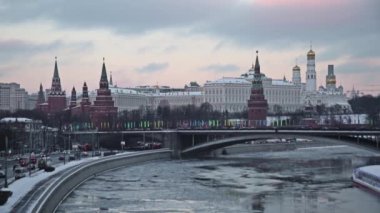 Moskova. Kremlin. Büyük taş köprü. Kış.