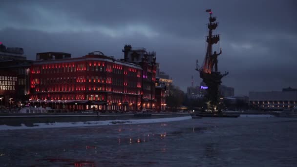 Die Winternacht in Moskau. der blick auf die bauende süßwarenfabrik "roter oktober" und ein denkmal für peter the great .rapid — Stockvideo